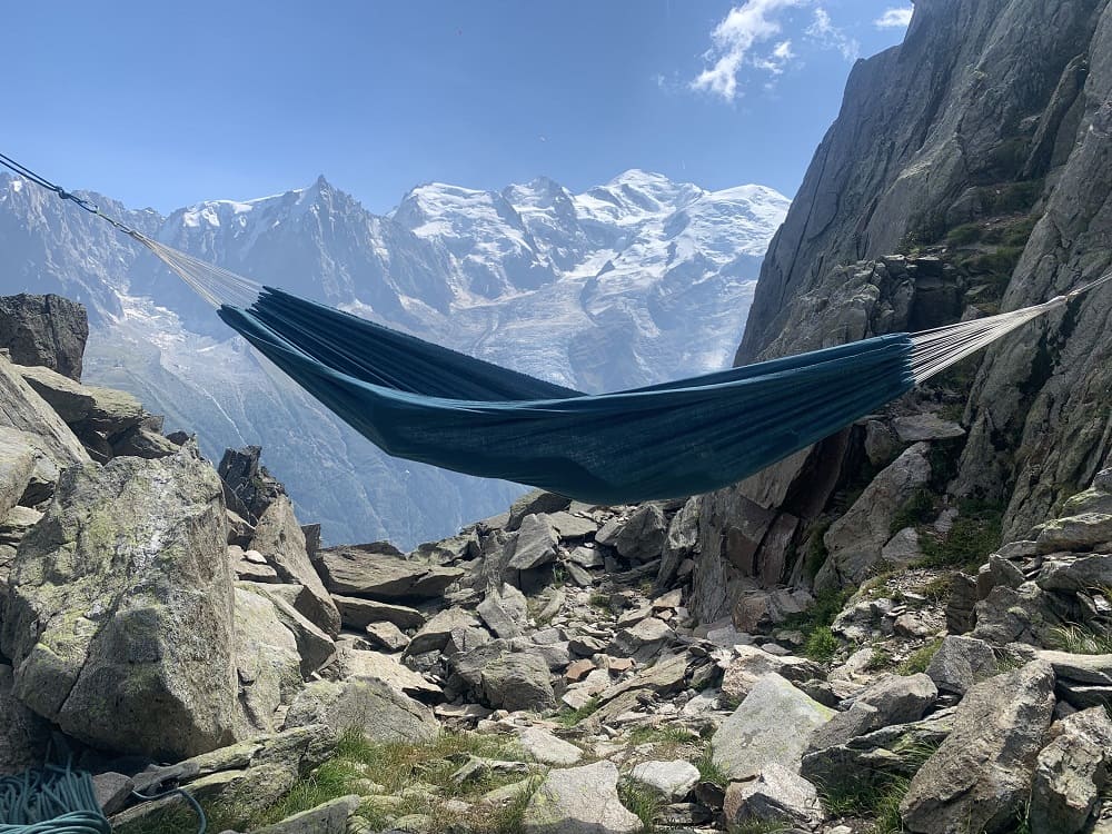 Hamac bleu paon en pleine nature