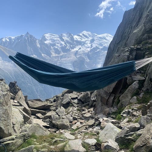 Hamac en lin bleu paon milieu naturel