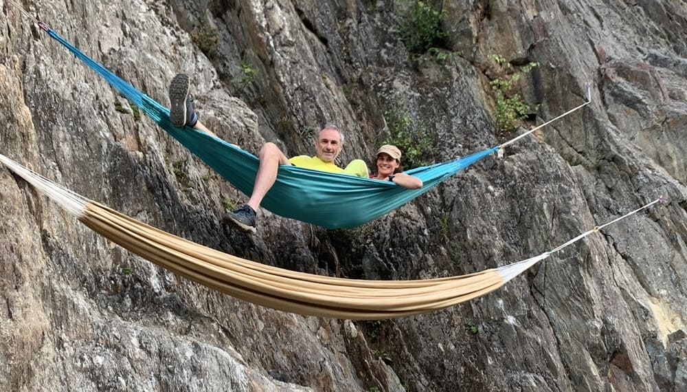 Quand 2 alpinistes se détendent dans les hamacs en lin Lunhamac ...