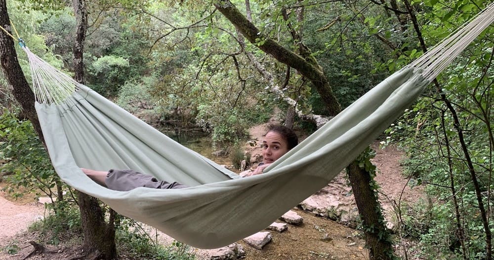 Hamac en extérieur entre 2 arbres