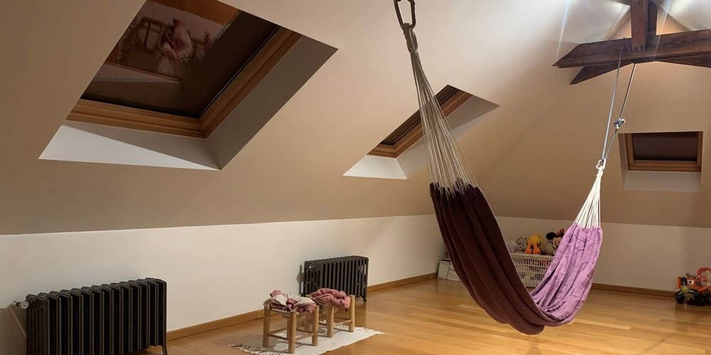 hamac en lin violine idéal en intérieur présenté dans une chambre d'enfant