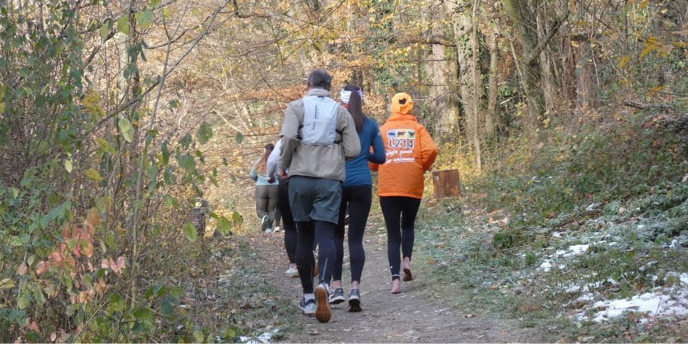 Claire court un trail pieds nus